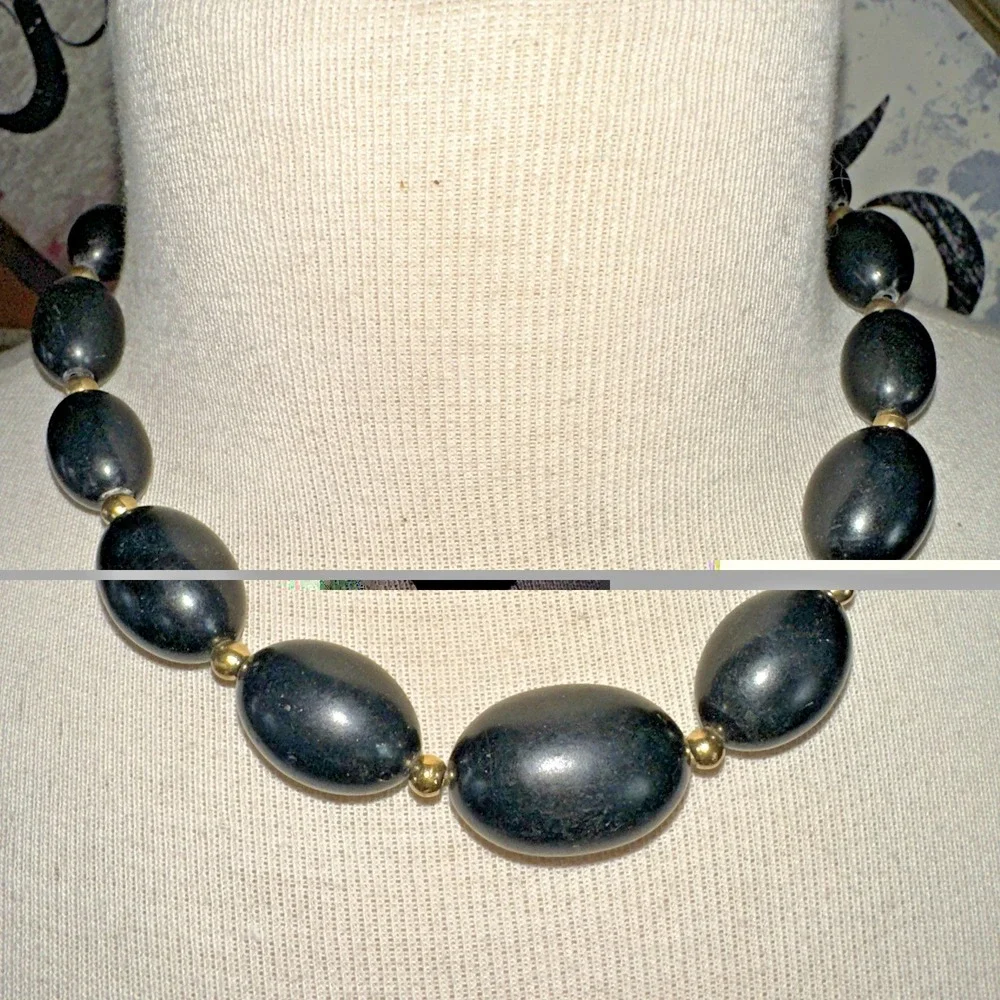 Oval Bead Necklace Women 18in Black Good Chunky Gold Tone Statement